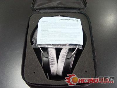 開打包裝我們可以看到躺在盒中的DT880和上面的英文說(shuō)明書