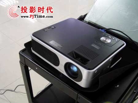 東芝TLP-X2000C投影機(jī)