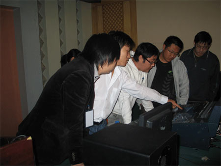 嘉賓就YAMAHA數(shù)字調(diào)音臺(tái)的應(yīng)用進(jìn)行參觀交流
