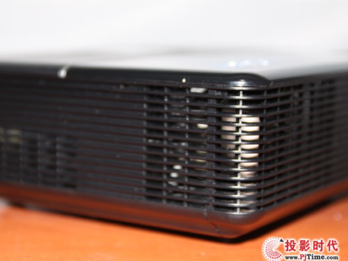 宏碁P1203兩側的散熱式柵欄