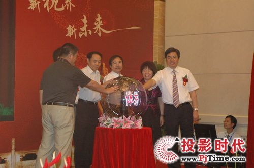 GQY全球率先推出“高清立體拼接屏系統(tǒng)”（3D拼接屏）。