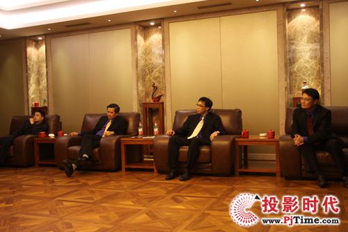 明基電通技術(shù)產(chǎn)品中心總經(jīng)理陳其宏、明基中國(guó)營(yíng)銷(xiāo)總部總經(jīng)理?xiàng)畛刑┟骰袊?guó)營(yíng)銷(xiāo)總部投影機(jī)事業(yè)部總監(jiān)黃振宇、德州儀器DLP亞洲區(qū)業(yè)務(wù)總監(jiān)黃志光四位高層