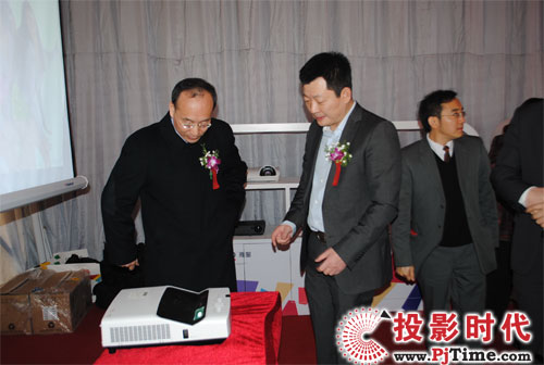 雅圖董事長謝敬