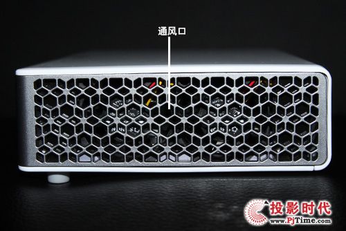 LG微型投影機PB60G側面