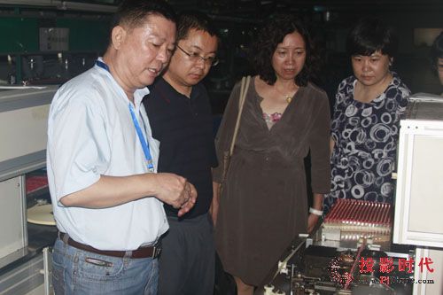 發改委一行領導參觀邁銳光電LED顯示屏生產車間