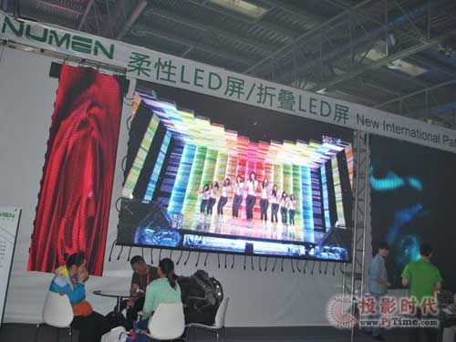 維世獨特柔性折疊LED屏亮相北京音響展
