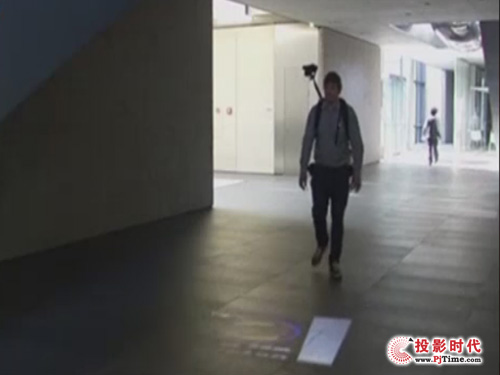 德國研發(fā)出投影背包讓路面變屏幕 