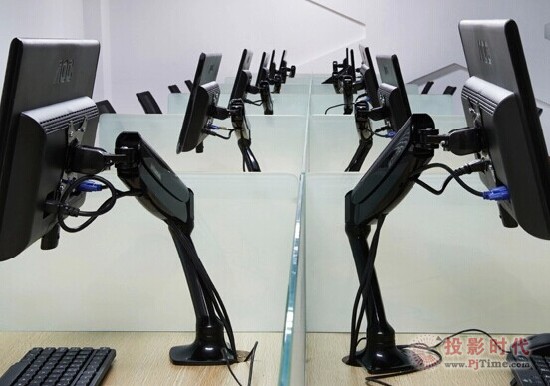 看電視：抬頭健康，低頭病