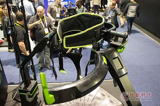 VR跑步機Virtuix Omni體驗：理想很豐滿，現實很骨感