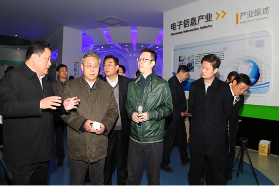 白鴻崢與現(xiàn)場(chǎng)的祈錦光電工作人員熱情地向郭樹清省長(zhǎng)介紹了祈錦光電在微型投影領(lǐng)域的國(guó)際領(lǐng)先地位，并現(xiàn)場(chǎng)演示最新的智能微型投影產(chǎn)品。