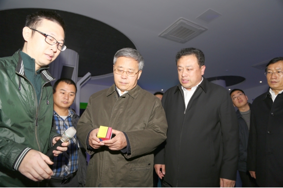 白鴻崢與現(xiàn)場(chǎng)的祈錦光電工作人員熱情地向郭樹清省長(zhǎng)介紹了祈錦光電在微型投影領(lǐng)域的國(guó)際領(lǐng)先地位，并現(xiàn)場(chǎng)演示最新的智能微型投影產(chǎn)品。