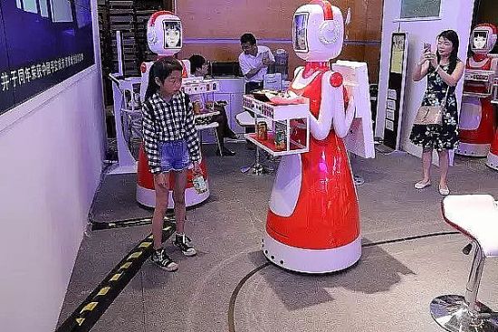 小朋友和餐廳機器人