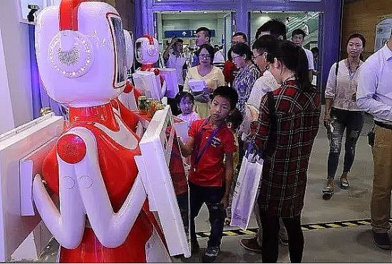 小朋友和送餐機器人
