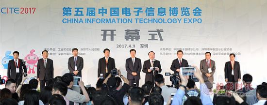 2017中國電子信息博覽會-深圳佳都餐廳送餐機器人、迎賓機器人強力吸睛