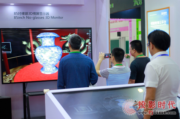 客戶正在體驗康得新85吋裸眼3D顯示器