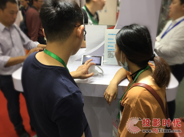 客戶正在體驗康得新裸眼3D手機
