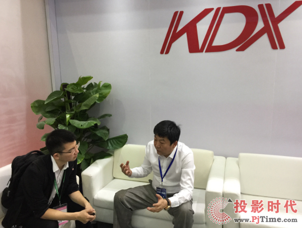 康得新大屏事業部副總經理呼東風正在接受記者采訪