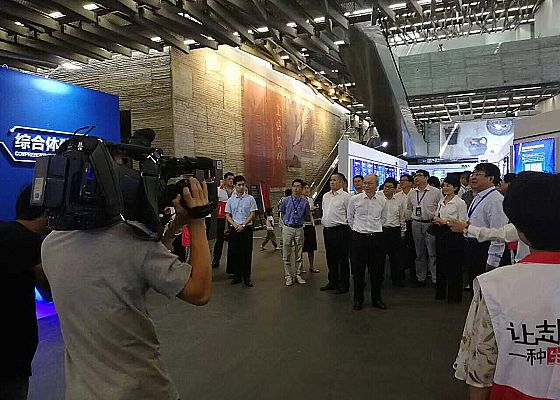 易維視85吋裸眼3D新媒體終端亮相“雙創周”