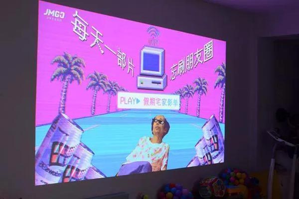 智能投影新旗艦，堅(jiān)果絢影V8高清真亮體驗(yàn)