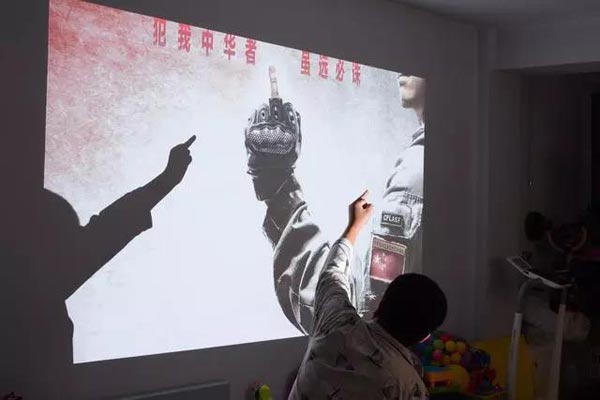 智能投影新旗艦，堅(jiān)果絢影V8高清真亮體驗(yàn)