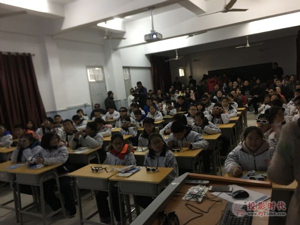 博浦3D VR解決方案助力安義二中VR創(chuàng)客進程