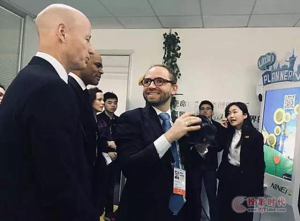 小小規(guī)劃師VR帶領(lǐng)湯加國王游覽廣州