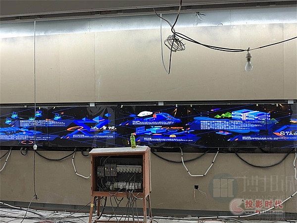 弧形設(shè)計貼合墻面安裝