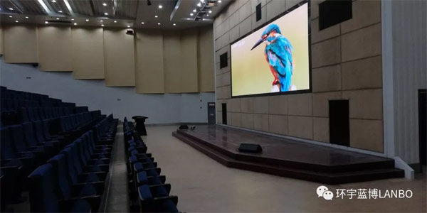 微距背投亮相電子科技大學報告廳