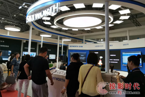 創(chuàng)維光電多款商顯新品集體亮相中國(guó)教育裝備展示會(huì)