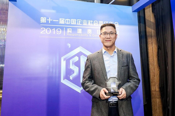 臺達華南地區總經理王廣坡先生代表領獎