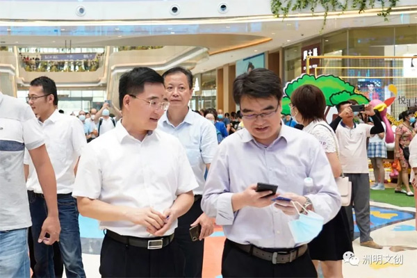 ▲洲明國內顯示事業執行總裁袁道仁（左）與客戶交流
