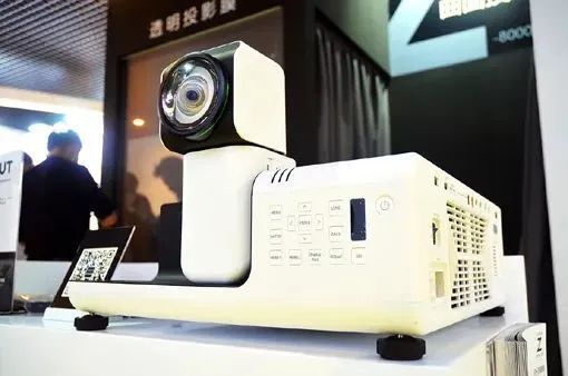 富士膠片F(xiàn)P-Z8000與FP-Z5000鏡頭旋轉(zhuǎn)式超短焦投影機(jī)首次亮相 營造夢幻場景！
