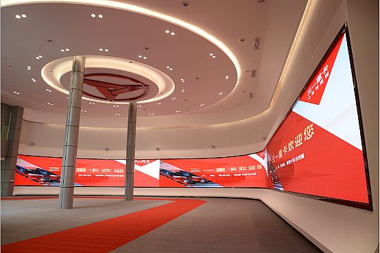 聯建光電為世界知名工程機械制造商——三一重工，打造的巨幅小間距“U型畫卷”創意展廳