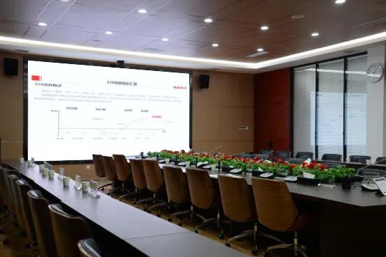 聯建光電為世界知名工程機械制造商——三一重工，打造的巨幅小間距“U型畫卷”創意展廳