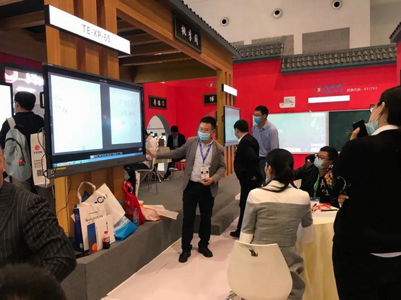 艾博德最新觸摸一體機亮相第78屆教育裝備展示會