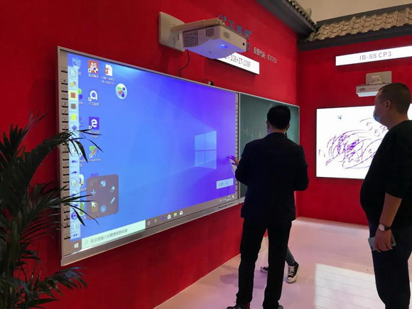 艾博德最新觸摸一體機亮相第78屆教育裝備展示會