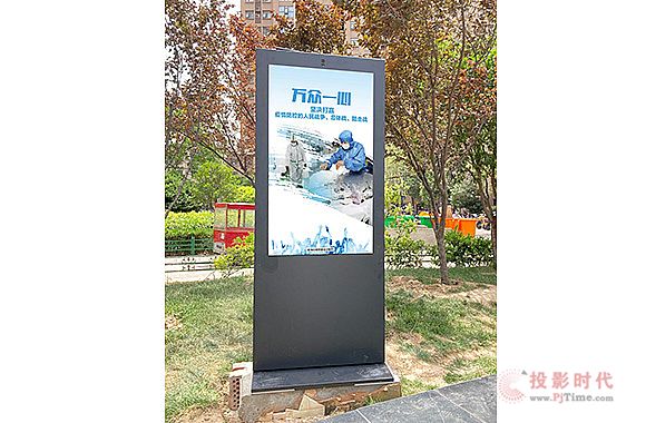 智能信息廣告一體機(jī)在抗疫宣傳發(fā)揮著重要的作用