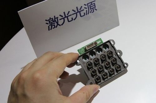 燈泡向下，激光向上之投影競爭的改變