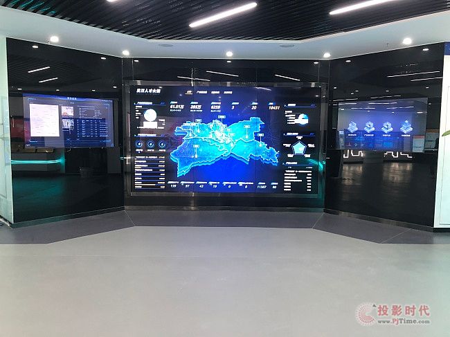 武漢大數(shù)據(jù)中心配備了沃頓液晶拼接屏，用于BI數(shù)據(jù)化展示