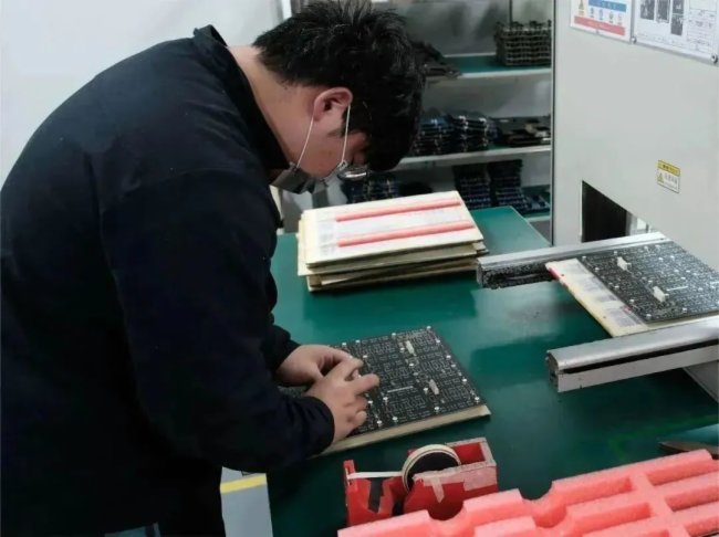 南方電訊簽約創顯光電全國總代理，揭秘全球超低功耗LED顯示屏生產基地