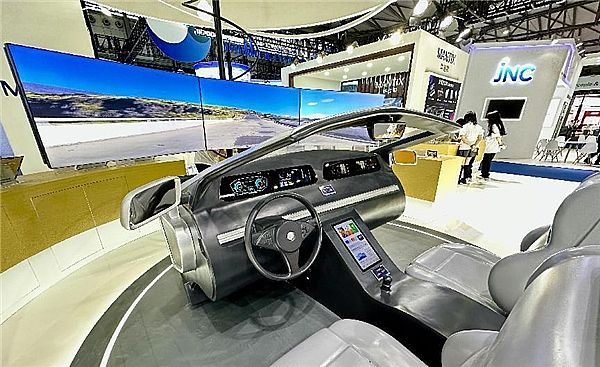 華佳彩攜全國首創(chuàng)金屬氧化物Mini-LED車載屏亮相2023上海DIC顯示展