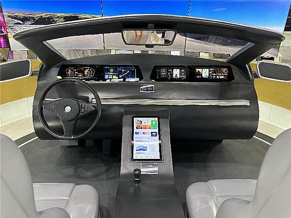 華佳彩攜全國首創(chuàng)金屬氧化物Mini-LED車載屏亮相2023上海DIC顯示展