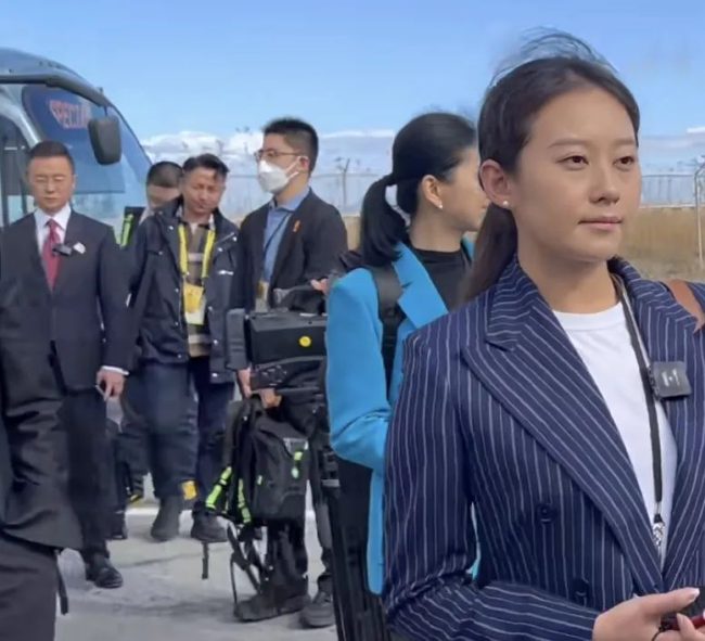 多位記者攝像攜帶TVU One背包在舊金山機場等候報道專機降落。