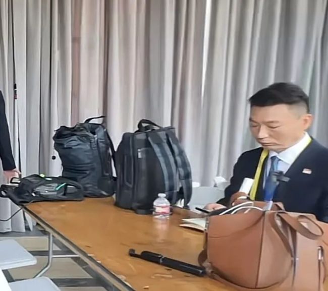 總臺央視著名主持人在會晤地媒體工作間內準備中，TVU One在一旁待命。