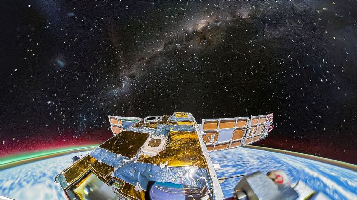 影石Insta360國(guó)產(chǎn)全景相機(jī)上太空，拍到地球與銀河同框浪漫影像