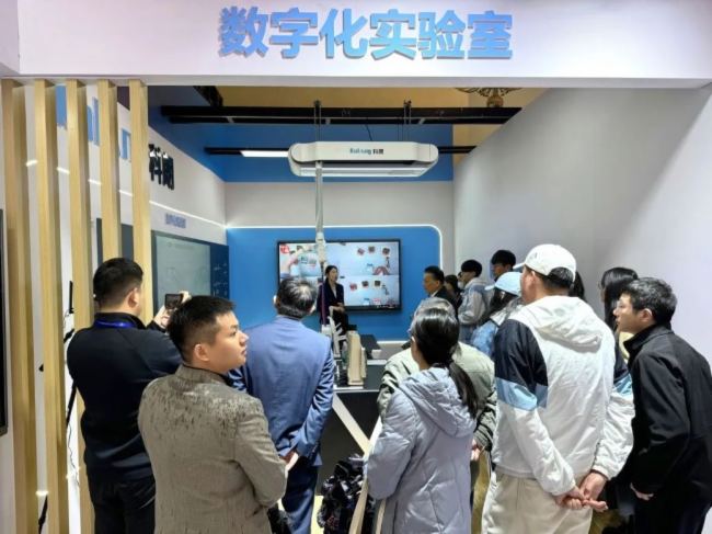 文香攜多款智慧教育產(chǎn)品出席第33屆北京教育裝備展示會(huì)
