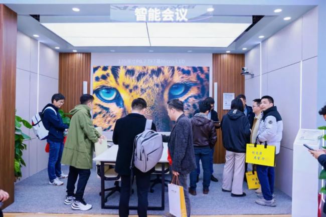 辰顯光電｜TFT基Micro-LED新品驚艷亮相，人氣爆棚獲贊無數